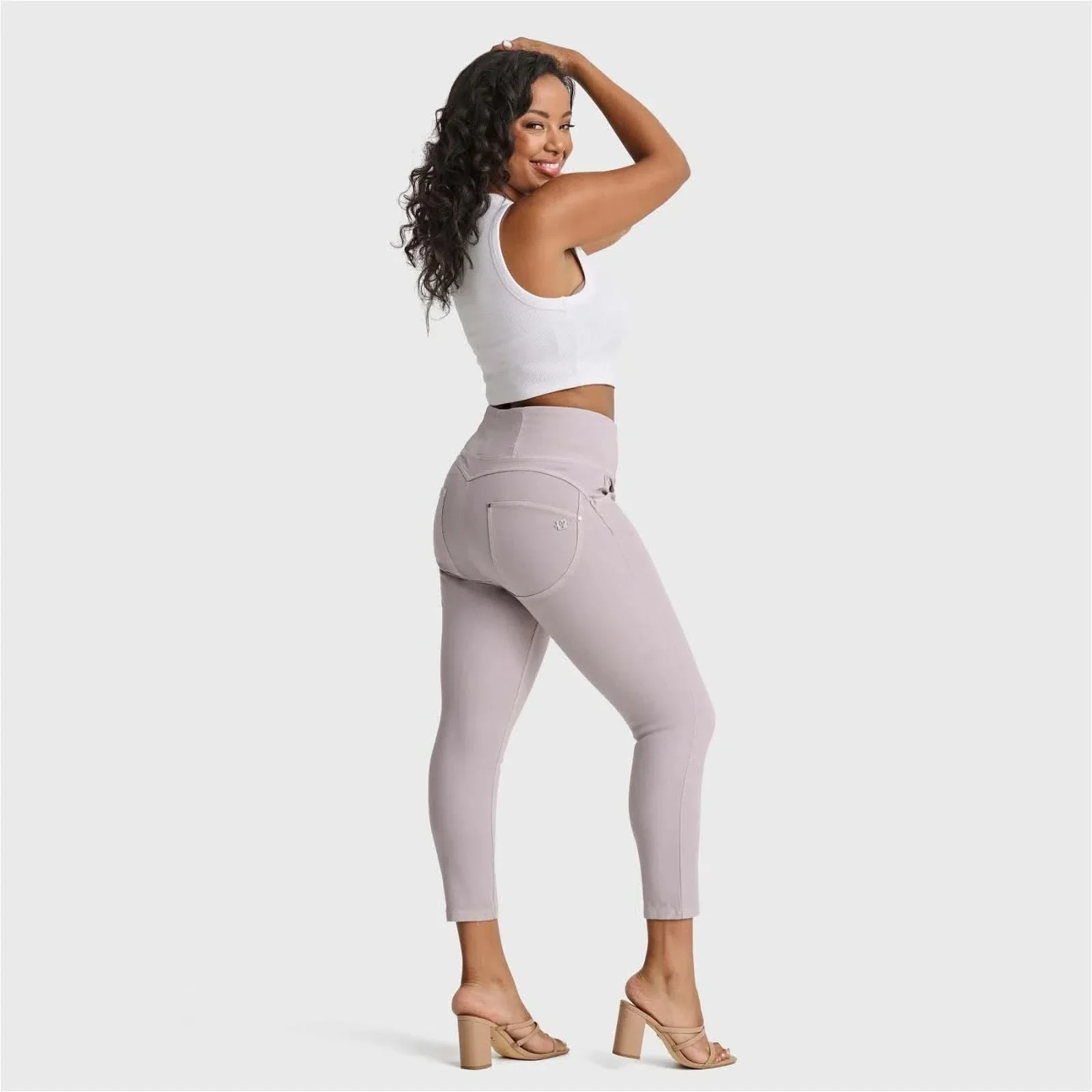 WRUP SNUG Curvy Jeans - High Waisted - 7/8 Length - Light Grey - Image 3