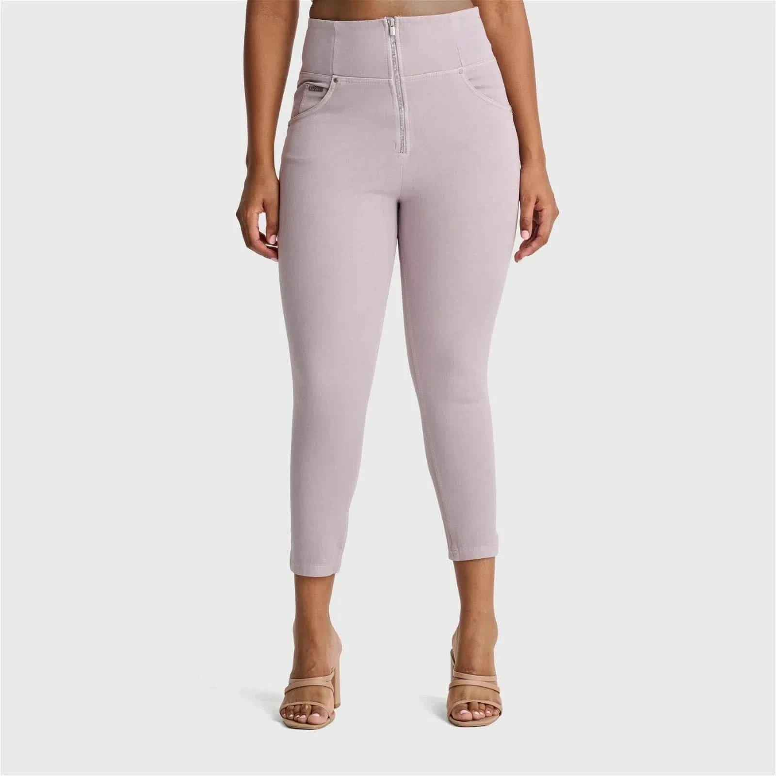 WRUP SNUG Curvy Jeans - High Waisted - 7/8 Length - Light Grey - Image 4